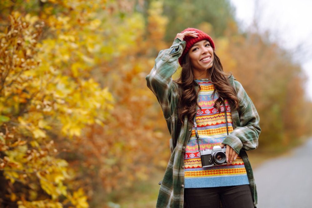 Krásna mladá žena sa fotí retro fotoaparátom. Oddych, relax, cestovanie, životný štýl.